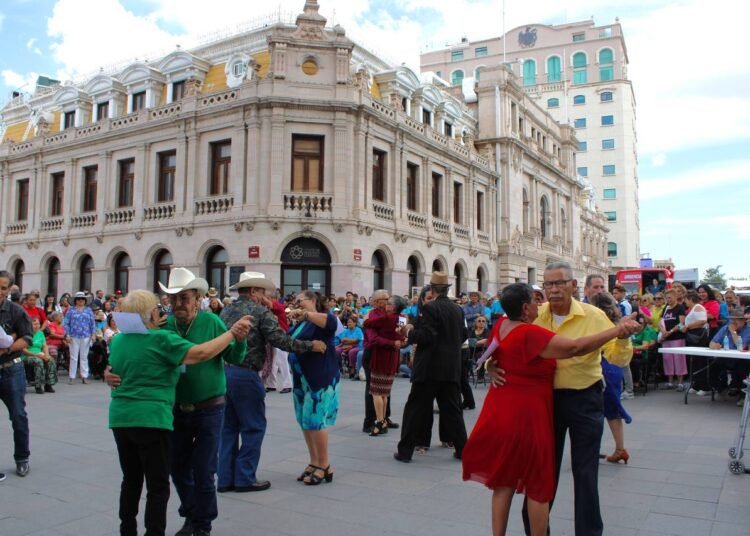 Abuelos demostraron su pasión y talento por el baile en la Plaza de Armas