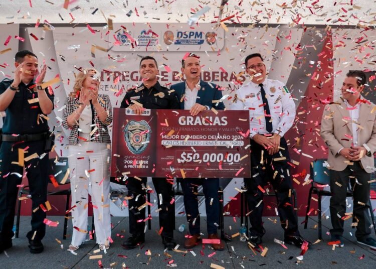 Entrega de dos nuevas unidades extintoras al Heroico Cuerpo de Bomberos