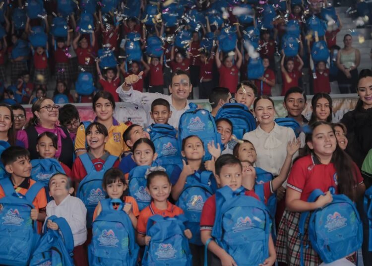 Inicia alcalde Bonilla entrega del programa «Mi Bolsa Escolar»