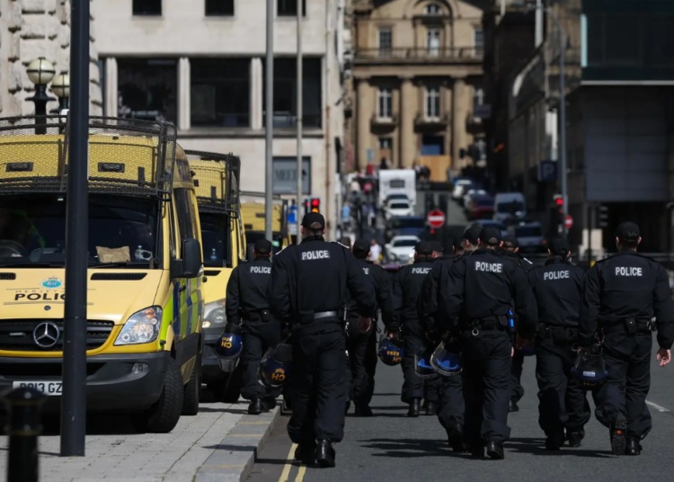 372 adultos y 65 menores acusados tras disturbios en Reino Unido