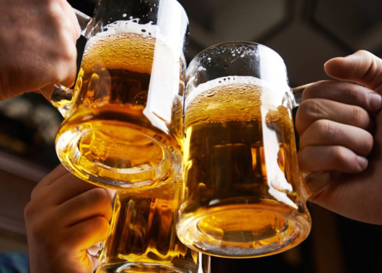 Día de la Cerveza: Celebración de una Bebida con Historia y Pasión Deportiva
