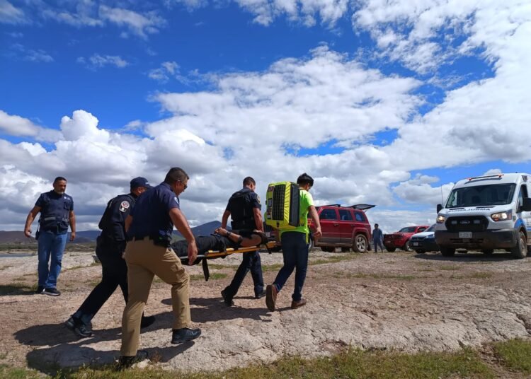 Rescatan a tripulantes de helicóptero tras accidente en la Presa Chihuahua