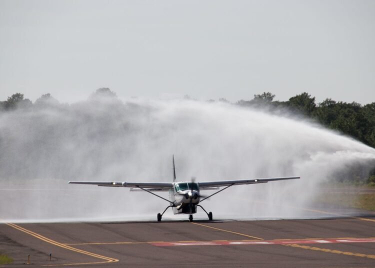 Aterriza el primer vuelo comercial en el Aeropuerto Barrancas del Cobre