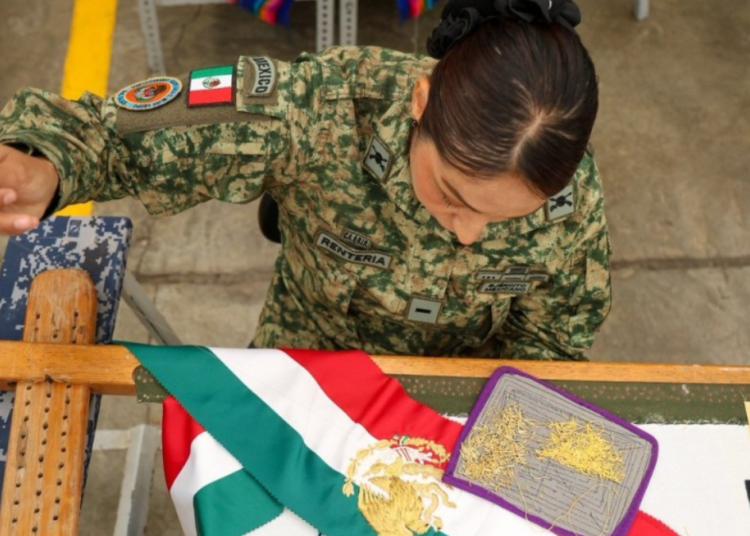 Soldado mexicana borda la Banda Presidencial para Claudia Sheinbaum