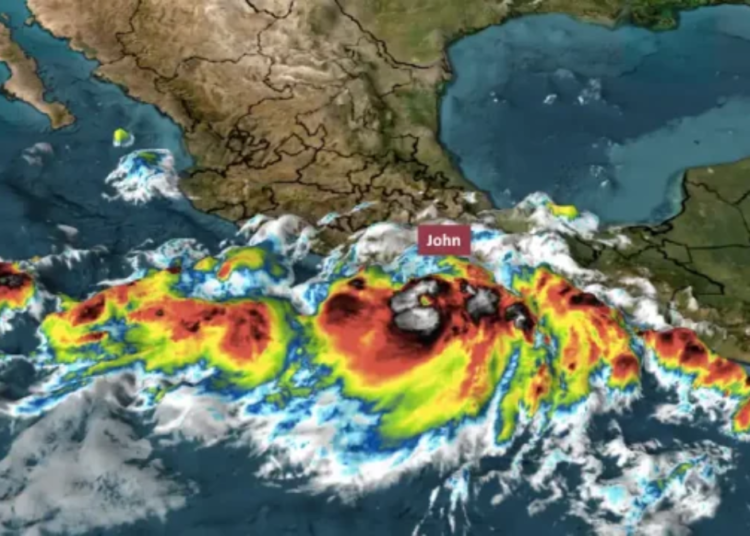 Huracán John de Categoría 3 toca tierra en Marquelia, Guerrero