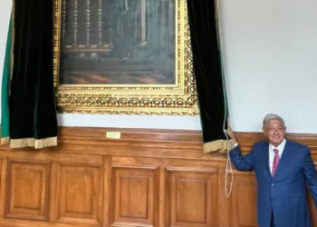 AMLO revela su retrato oficial de presidente