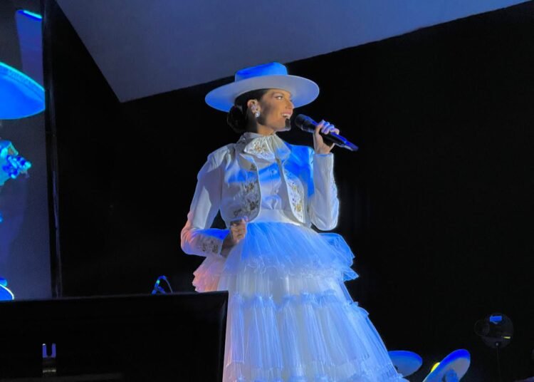 Cautiva Natalia Jiménez a miles de chihuahuenses en el Parque El Palomar