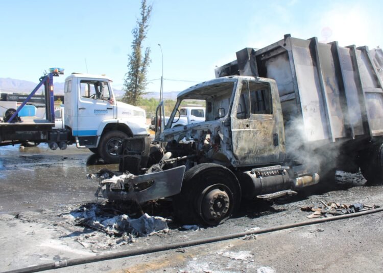 Incendio en camión recolector no afectará servicio