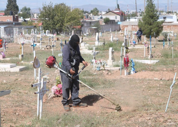 Limpian panteones municipales previo al Día de Muertos