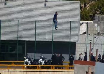 Rescatan a hombre que intentaba lanzarse de puente en la avenida Teófilo Borunda