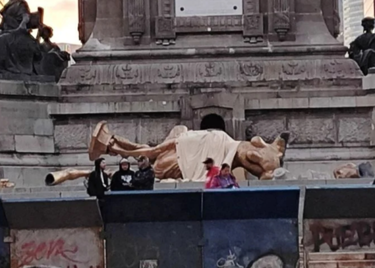 Se desploma escultura dorada en inmediaciones del Ángel de la Independencia