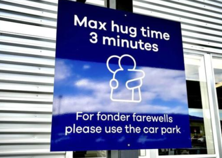 Aeropuerto de Nueva Zelanda impone límite de tres minutos para abrazos de despedida