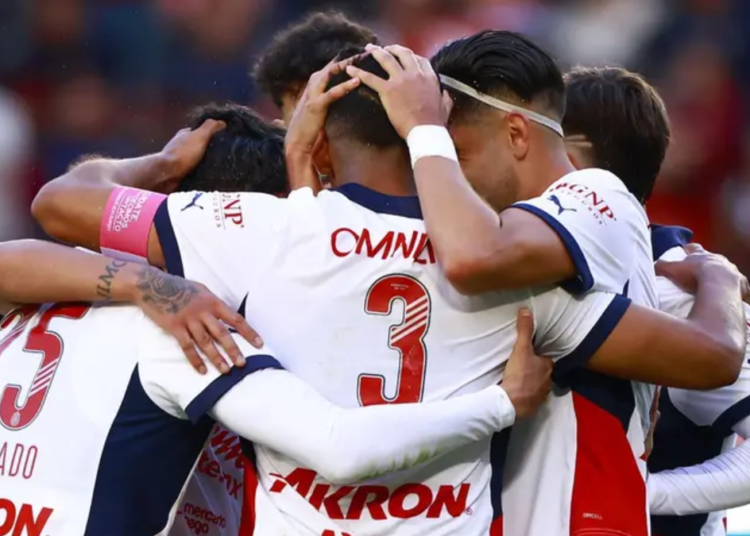 Chivas se impone 2-0 ante Pachuca y se coloca en la pelea por la Liguilla