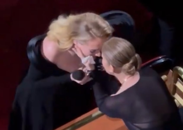Adele se quiebra en lágrimas al ver a Céline Dion en su concierto en Las Vegas