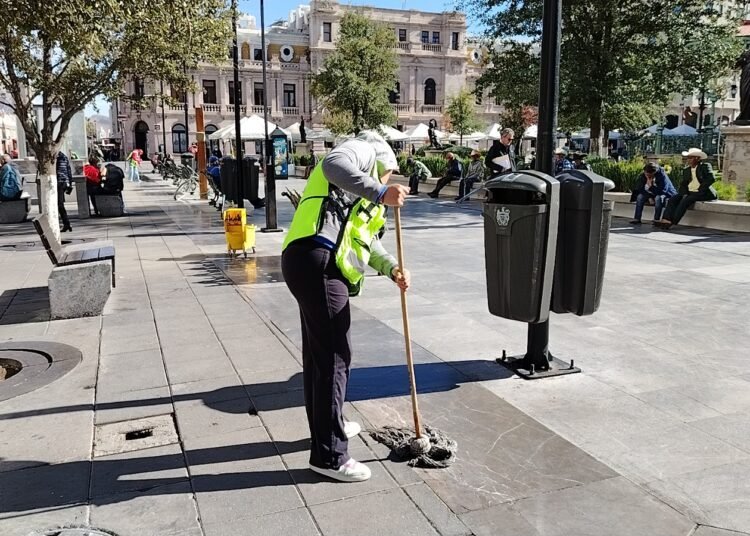 Gobierno Municipal asegura limpieza y mantenimiento constante en la Plaza de Armas