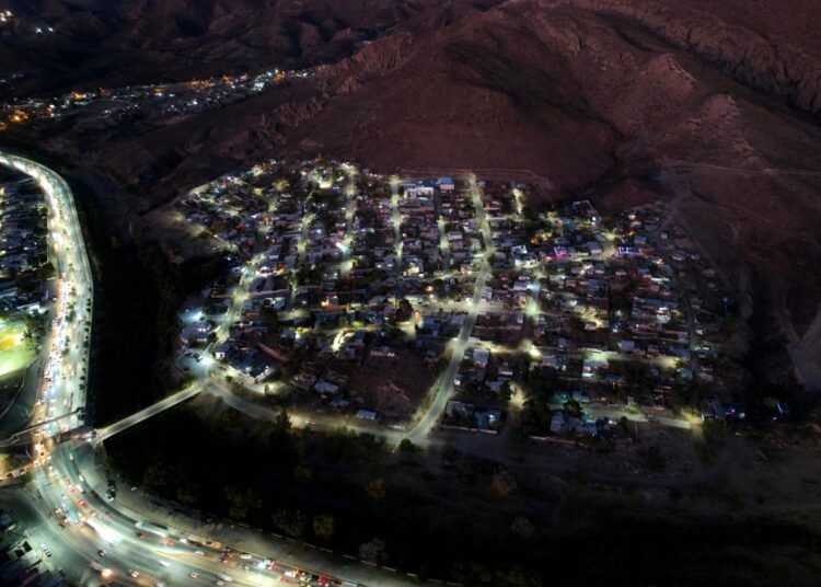 Más de mil 200 vecinos de Cerro Prieto disfrutan de calles iluminadas