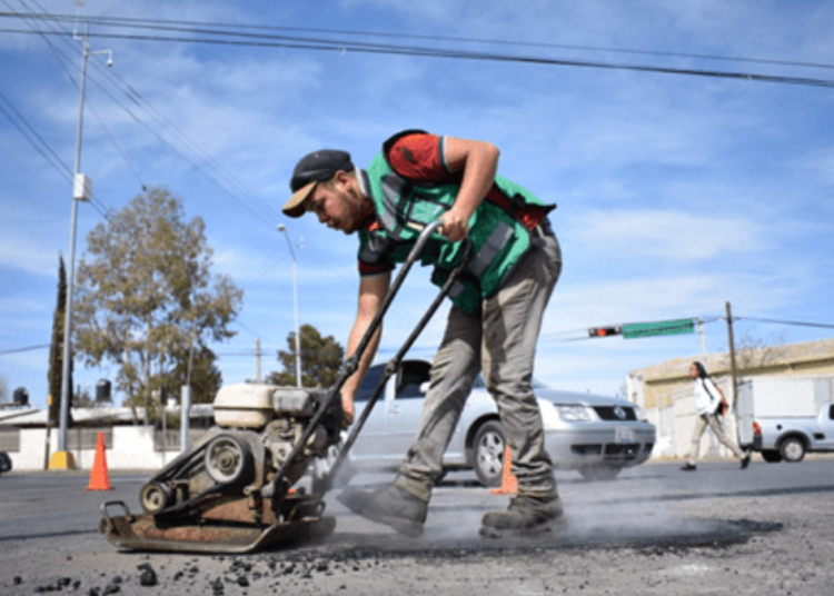 Inician trabajos de bacheo en tres colonias y la avenida Juan Pablo II