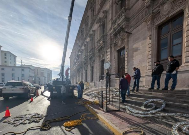Comienzan los preparativos navideños en el centro