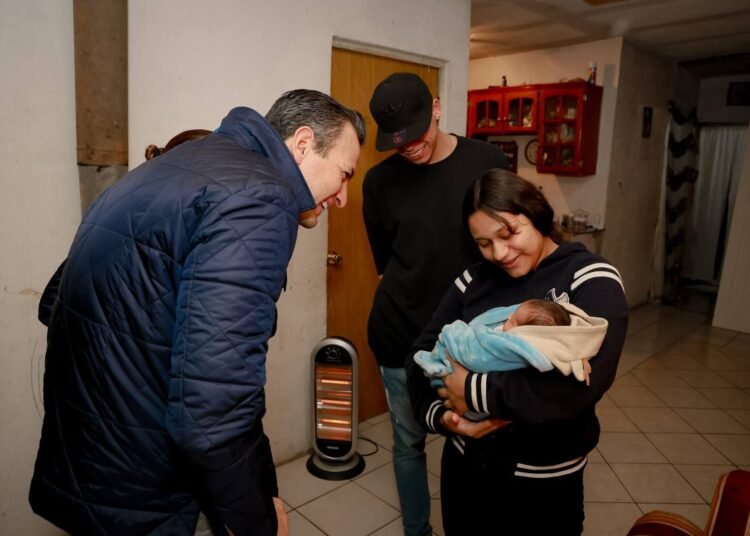 Entrega alcalde Bonilla y presidenta del DIF Municipal regalos al primer bebé de 2025