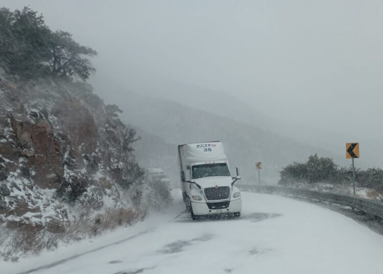 Cierran tramos carreteros en Chihuahua por tormenta invernal