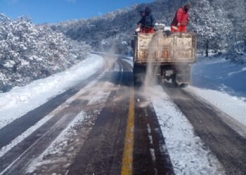 Obras Públicas intensifica labores de remoción de nieve y aplicación de sal en carreteras