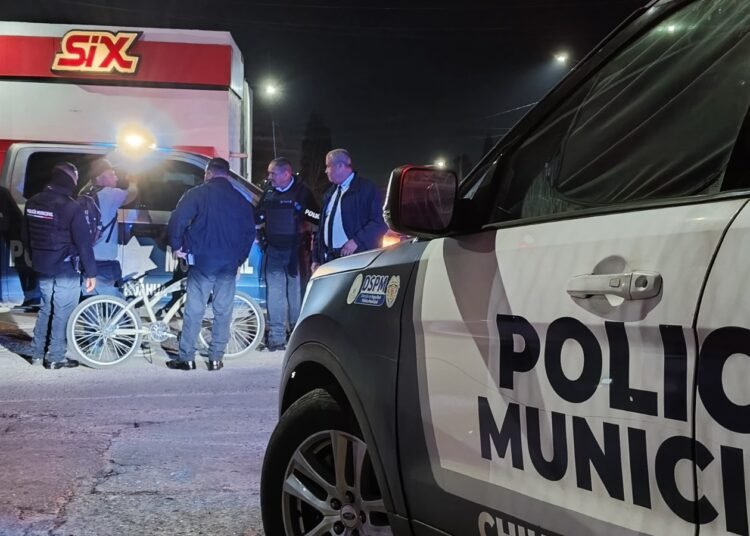 Revisan policías municipales vehículos en operativo nocturno en zonas prioritarias