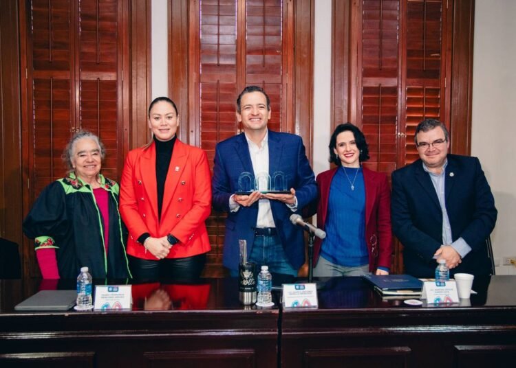 Recibe alcalde Marco Bonilla galardón nacional por el programa iCREA