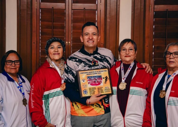 Recibe alcalde Marco Bonilla a deportistas chihuahuenses en Presidencia Municipal