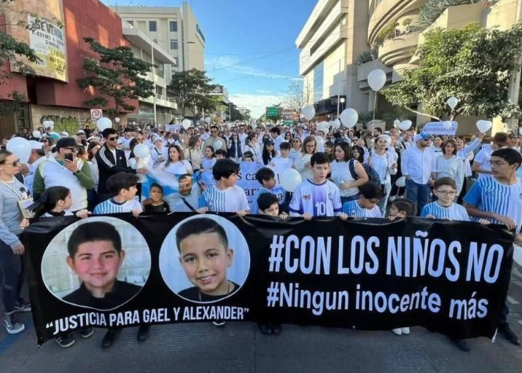 Protestan en Sinaloa exigiendo justicia tras asesinato de niños y su padre en Culiacán