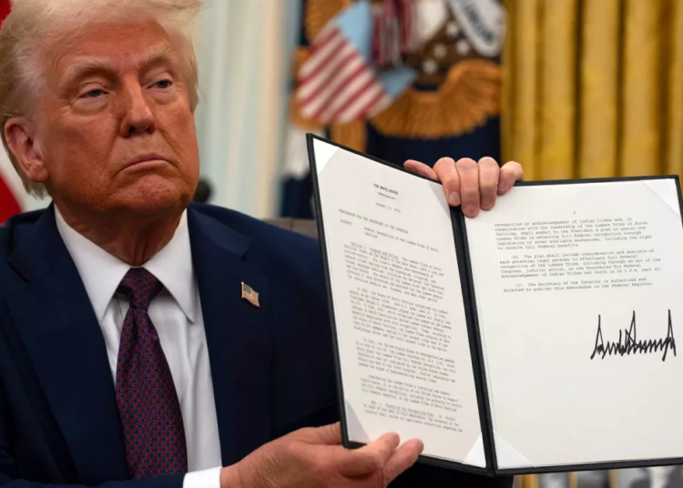 Trump amenaza con aranceles del 100 % a países del BRICS si intentan reemplazar al dólar