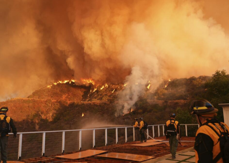 Incendios en Los Ángeles alcanzan zona residencial de celebridades