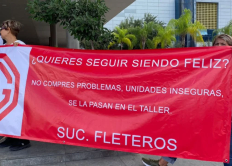 Mujer en Tamaulipas protesta frente a agencia de automóviles MG por falta de solución a su vehículo