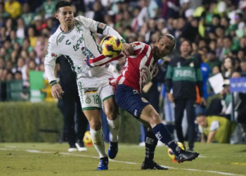 León vence a Chivas en un partido marcado por la polémica arbitral