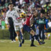 León vence a Chivas en un partido marcado por la polémica arbitral