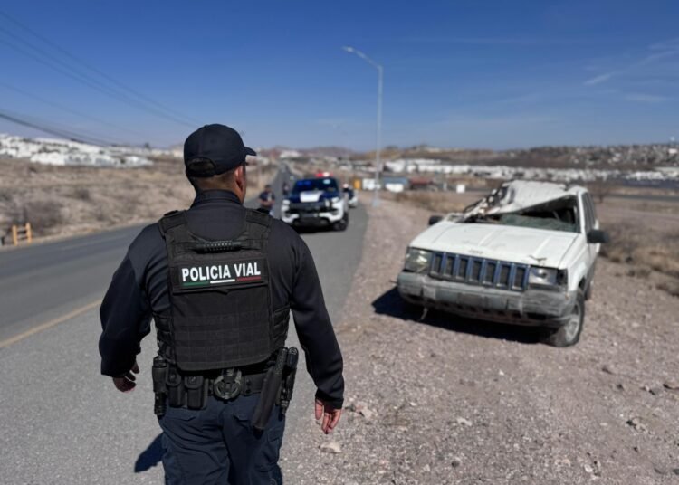 Movilidad de la SSPE coloca vehículos siniestrados sobre el Teófilo Borunda para generar conciencia
