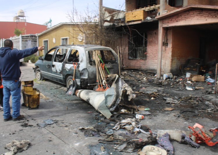 Retiran ocho toneladas de basura en vivienda siniestrada al norte de la ciudad