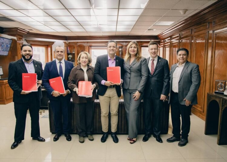 Alcalde firma convenio con Santander para financiamiento de obra pública