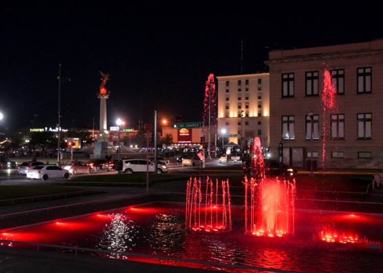 Iluminan monumentos y espacios públicos en Chihuahua por el Día Internacional del Rotario