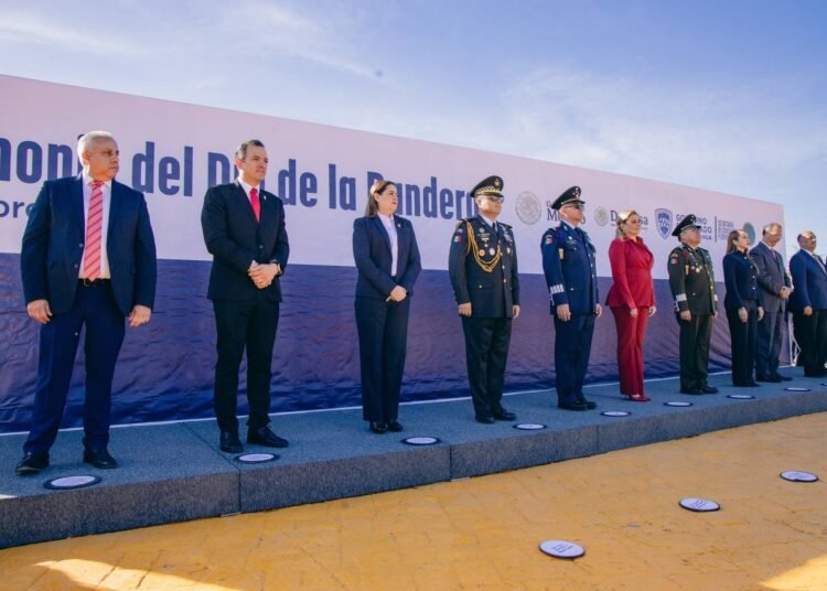 Alcalde de Chihuahua asiste al izamiento de la Bandera Nacional en El Palomar