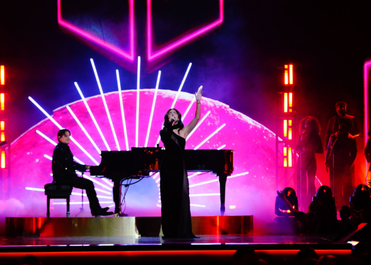 Ángela Aguilar gana Premio Lo Nuestro y alza la voz por los migrantes