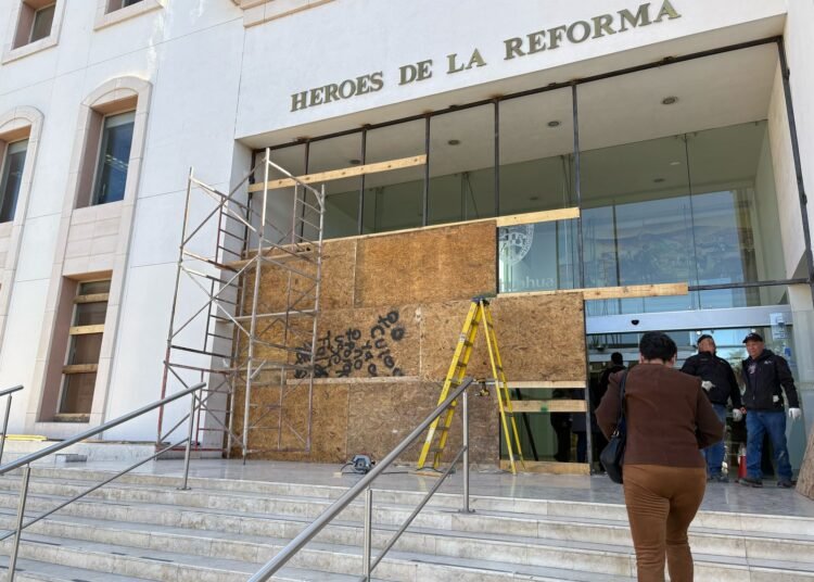 Instalan estructuras de protección en el centro de Chihuahua previo al 8 de marzo