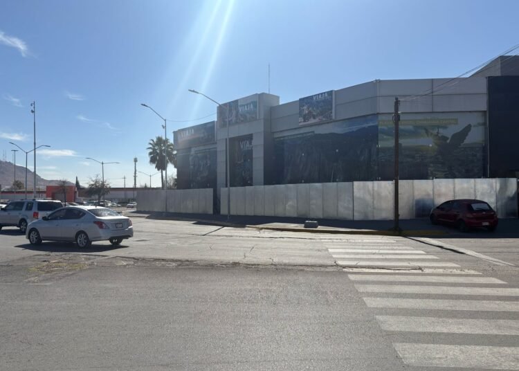 Instalan estructuras para proteger edificios en el centro de Chihuahua ante el 8M