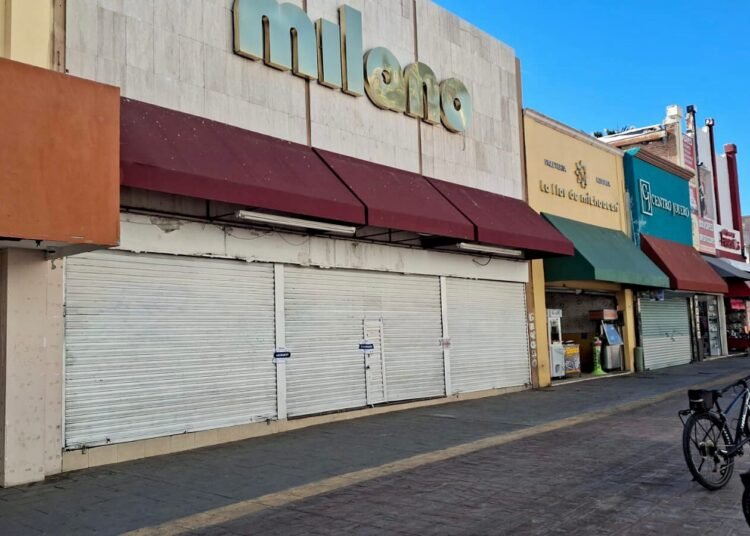 Bomberos sofocan segundo incendio en tienda del Centro de Chihuahua