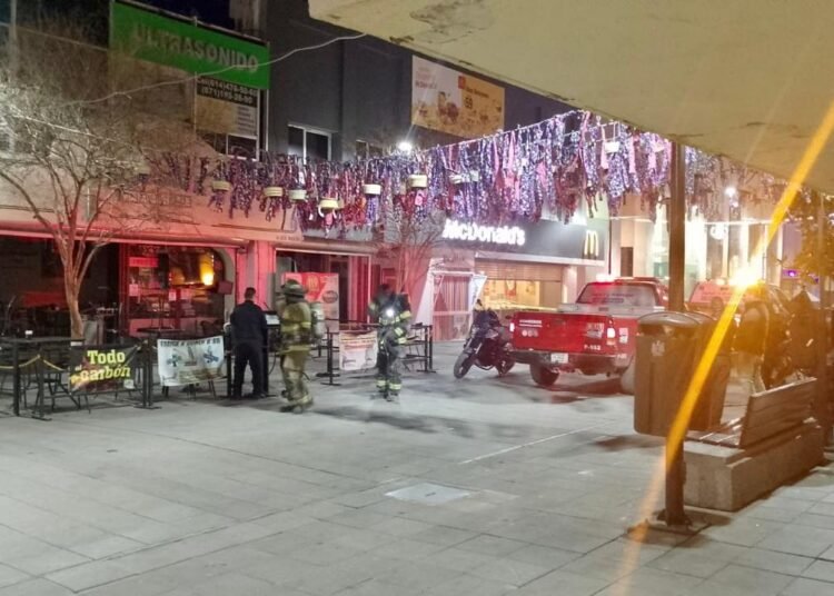 Bomberos atienden emergencia en restaurante bar del centro de Chihuahua