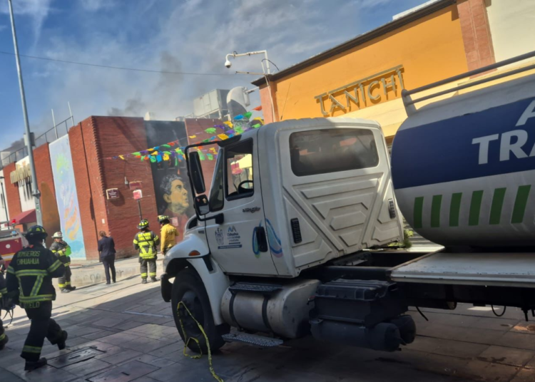 Bomberos sofocan incendio en tienda Milano de Chihuahua