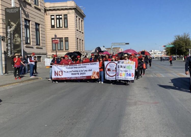 Docentes marchan en Chihuahua contra reforma a la Ley del ISSSTE