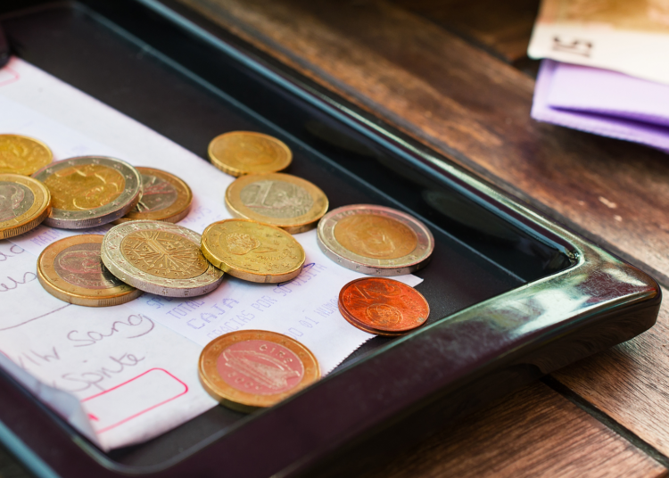 Aprueban reforma para garantizar salario mínimo a trabajadores de restaurantes, gasolineras y hoteles