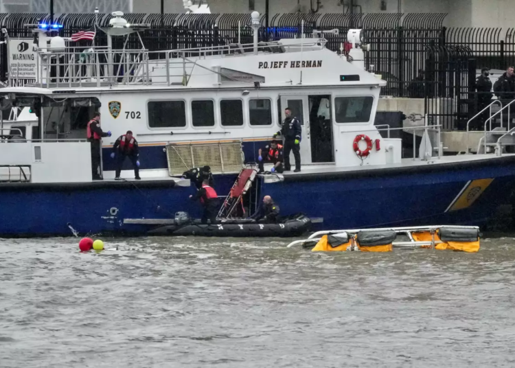 Tragedia en Nueva York: Helicóptero cae en el río Hudson y deja al menos cuatro muertos