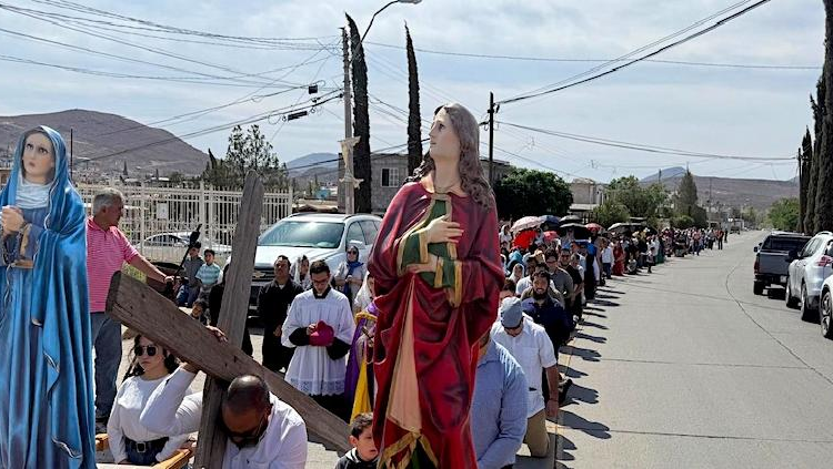 Feligreses rememoran el Viacrucis en San Miguel Arcángel este Viernes Santo