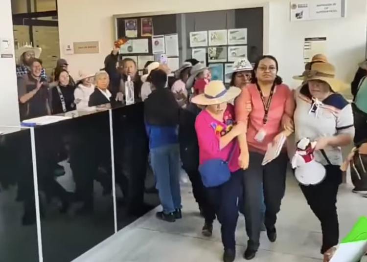 Campesinos toman oficinas del SAT en Puebla para exigir devolución de impuestos